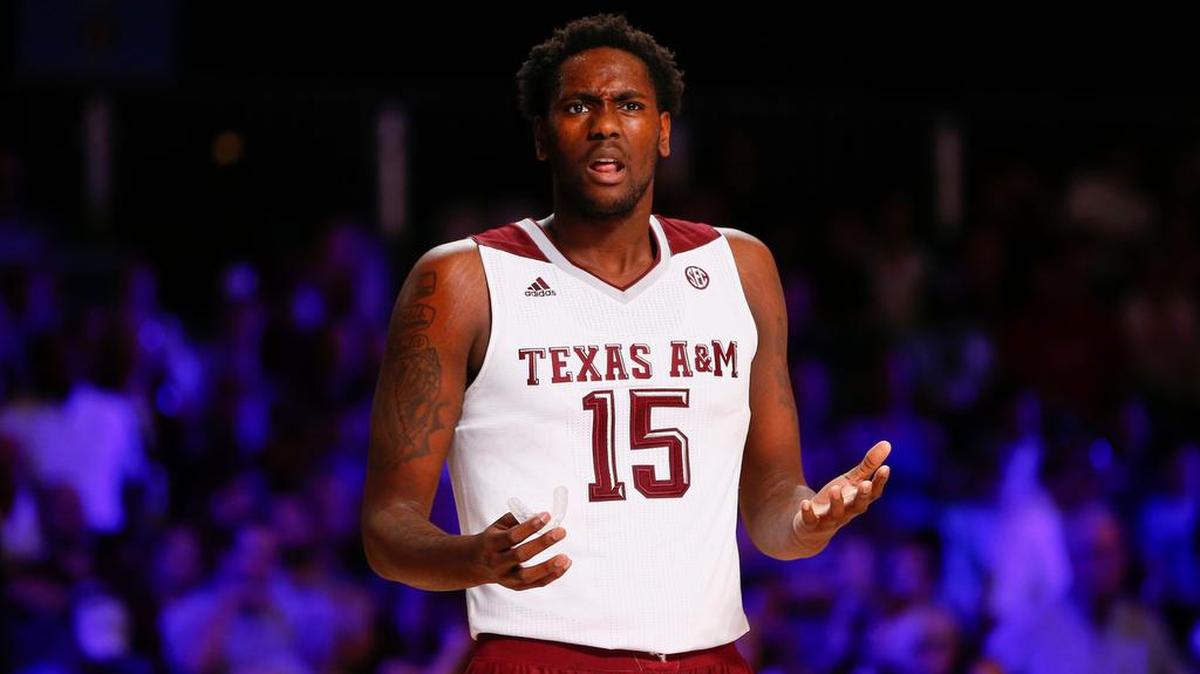 Texas A&M Aggies forward Elijah Thomas (15)
