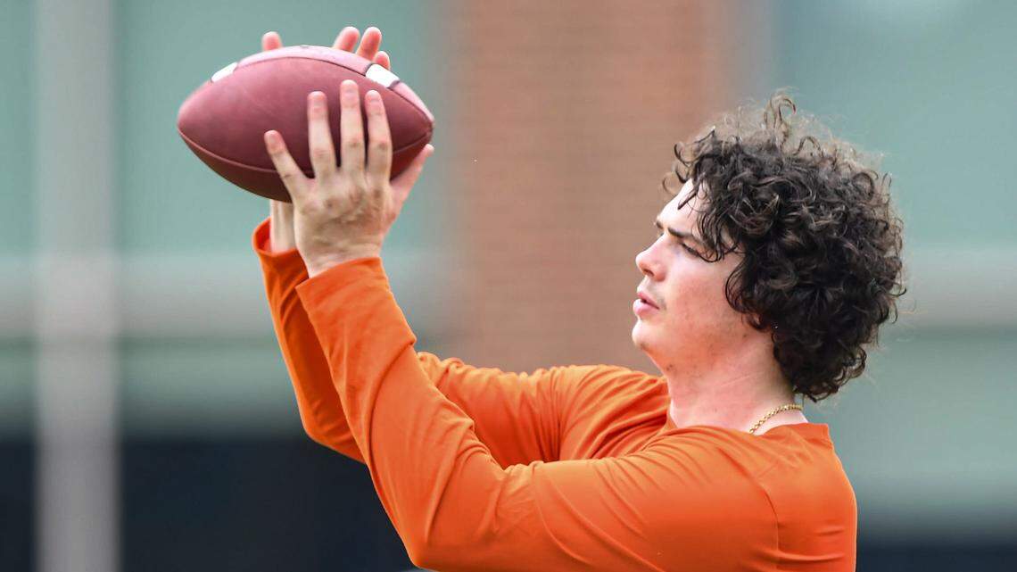 Clemson tight end Ian Schieffelin