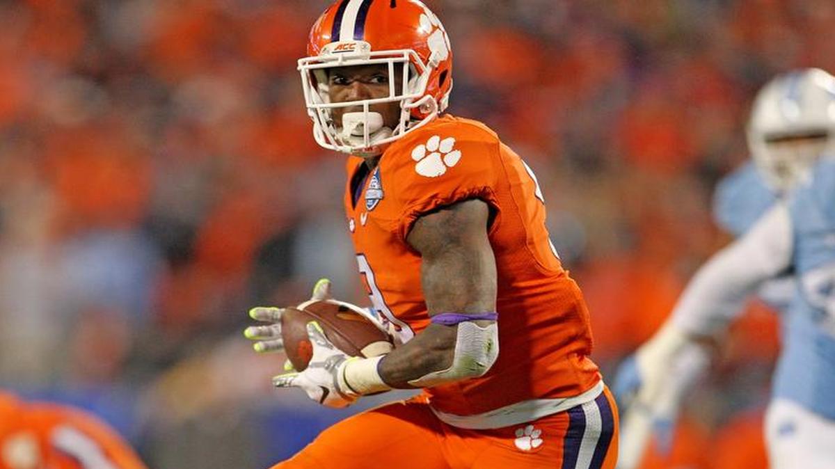 Clemson Tigers running back Wayne Gallman (9)