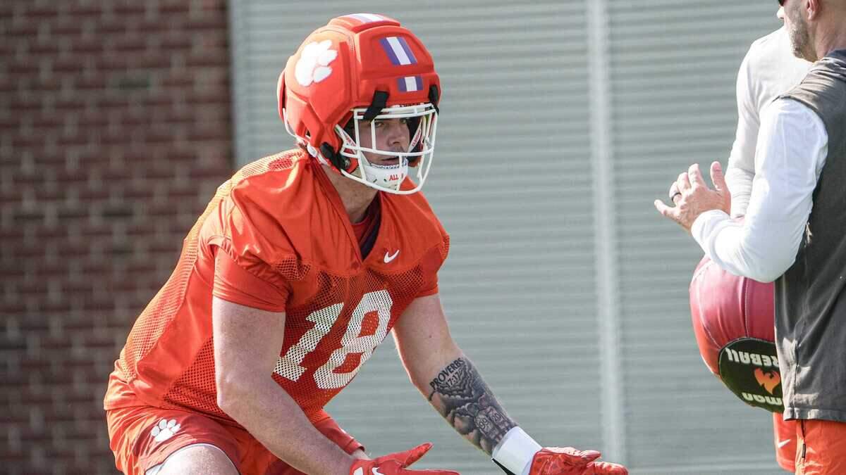 Clemson tight end Ian Schieffelin (18)