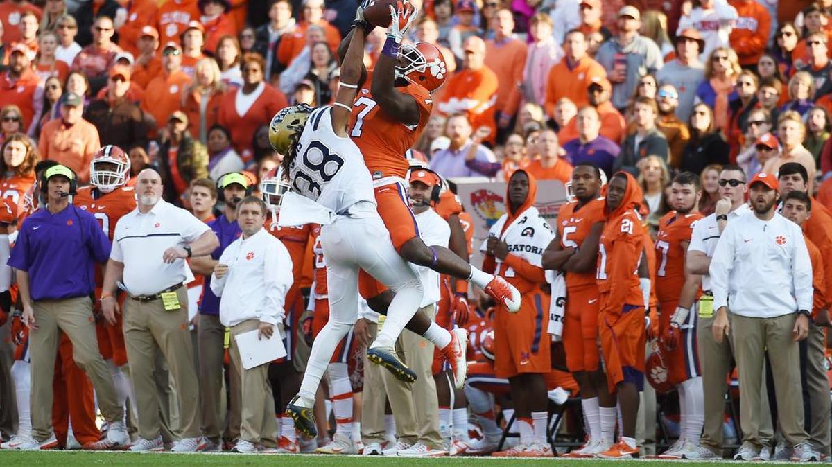 Clemson wide receiver Mike Williams (7) makes a catch over Pittsburgh defensive back Ryan Lewis, one of his 15 receptions in the loss.