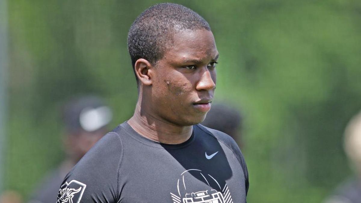Class of 2018 defensive end KJ Henry of Clemmons, NC