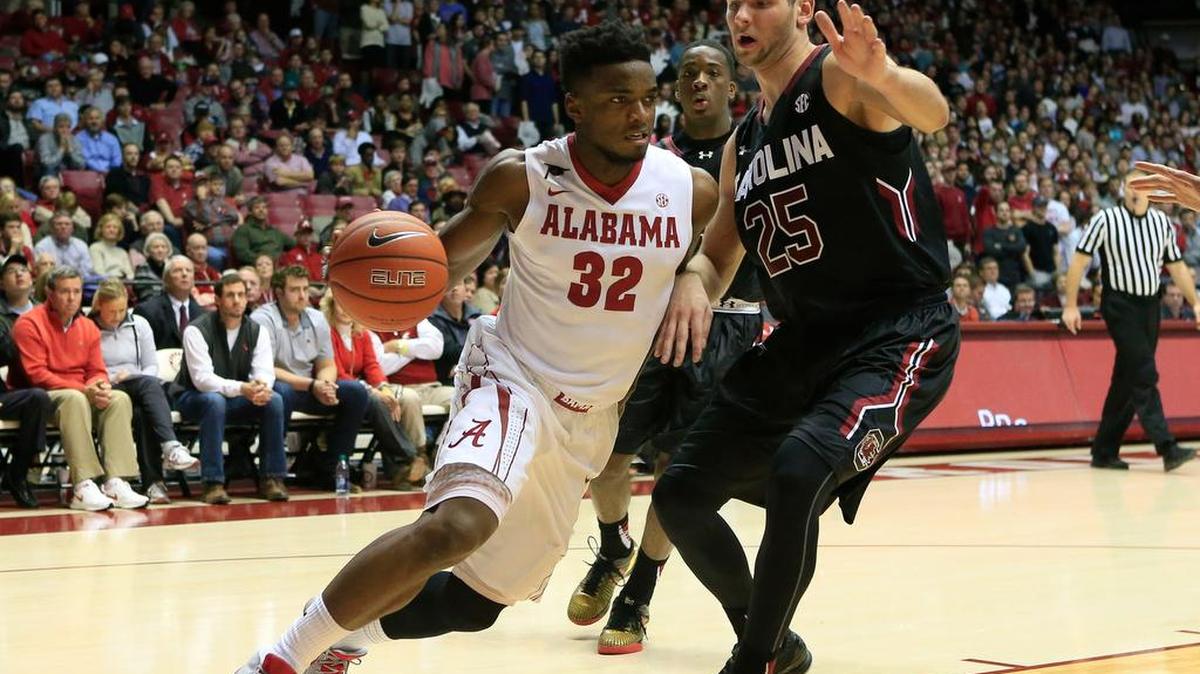 Retin Obasohan drives to the basket as Mindaugas Kacinas defends.