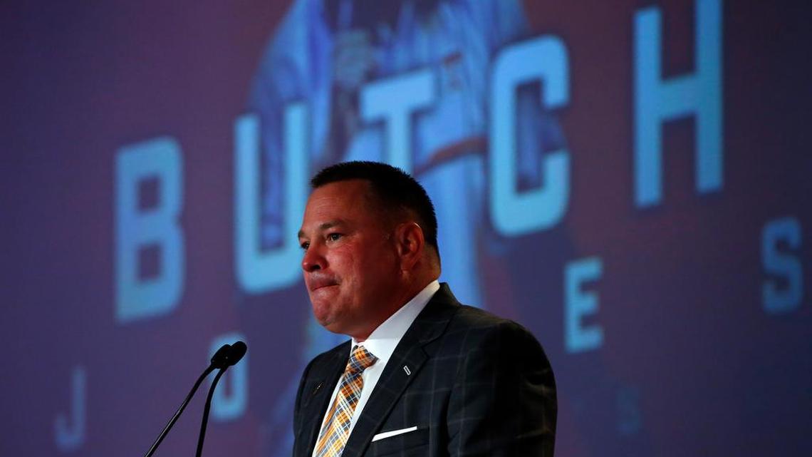 Criticism of Tennessee coach grows as record improves