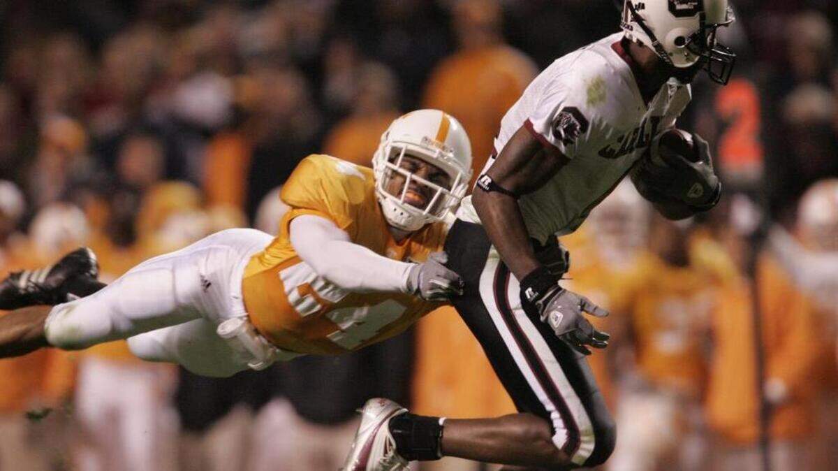 Tennessee’s Antwan Smith tries to tackle USC receiver Sidney Rice in 2005.