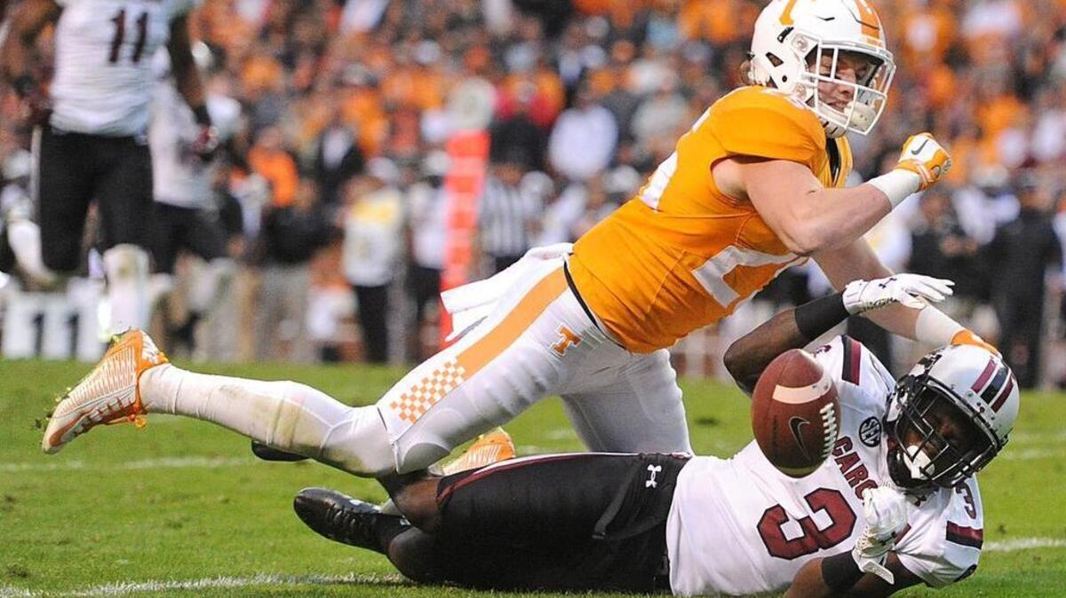 Tennessee wide receiver Josh Smith (25) drops a pass incomplete against South Carolina cornerback Chris Lammons (3) during the first half Saturday