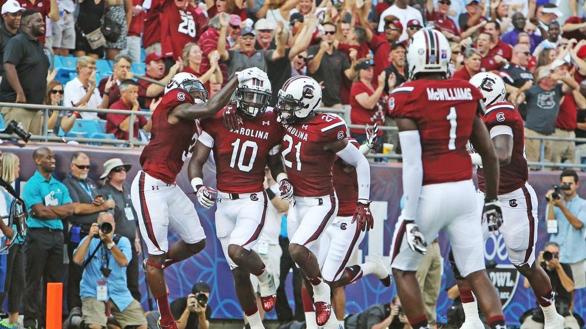 
USC linebacker Skai Moore (10) celebrates his interception in the first half of the Belk College Kickoff. 
