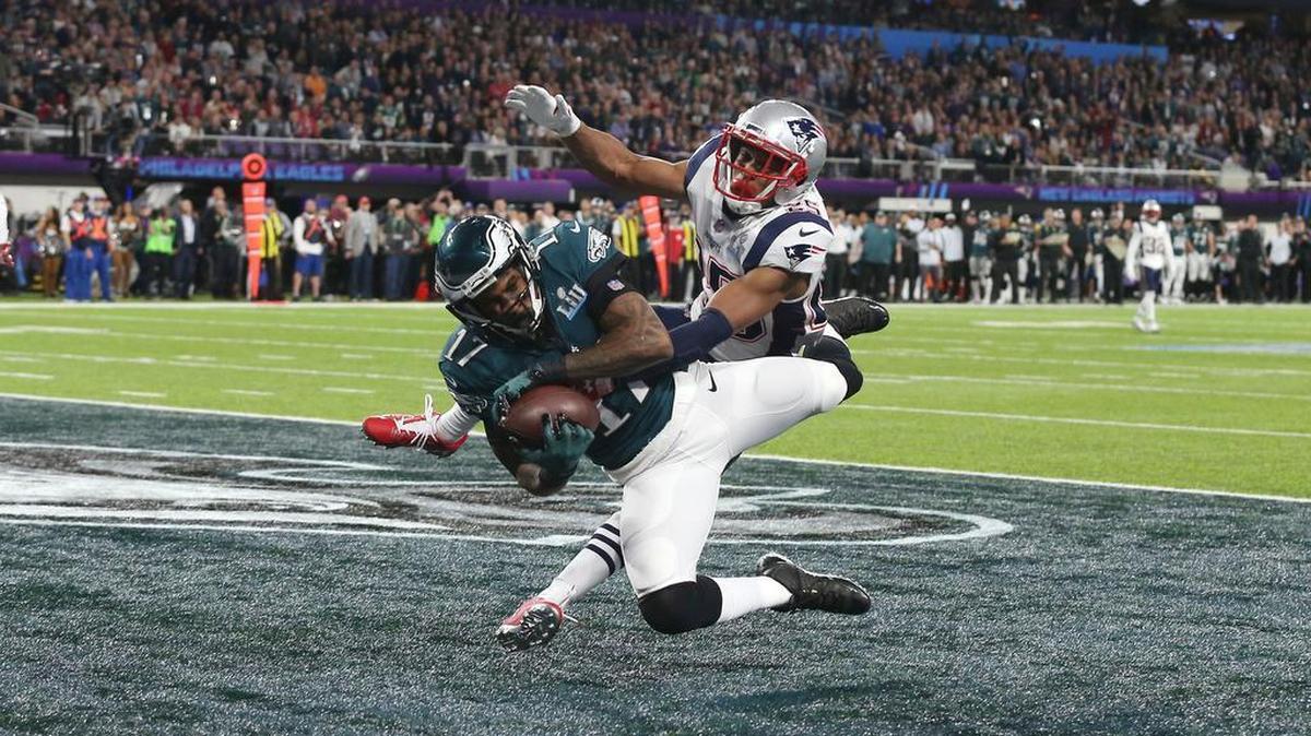 Philadelphia Eagles wide receiver Alshon Jeffery catches a touchdown in the first quarter over New England Patriots defensive back Eric Rowe (25) in Super Bowl LII, Sunday, Feb. 4, 2018 in Minneapolis. The Eagles defeated the Patriots 41-33 to win their first Super Bowl.
