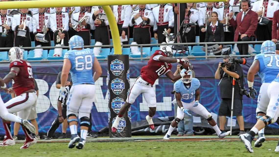 
Skai Moore intercepts a pass in the first quarter.
