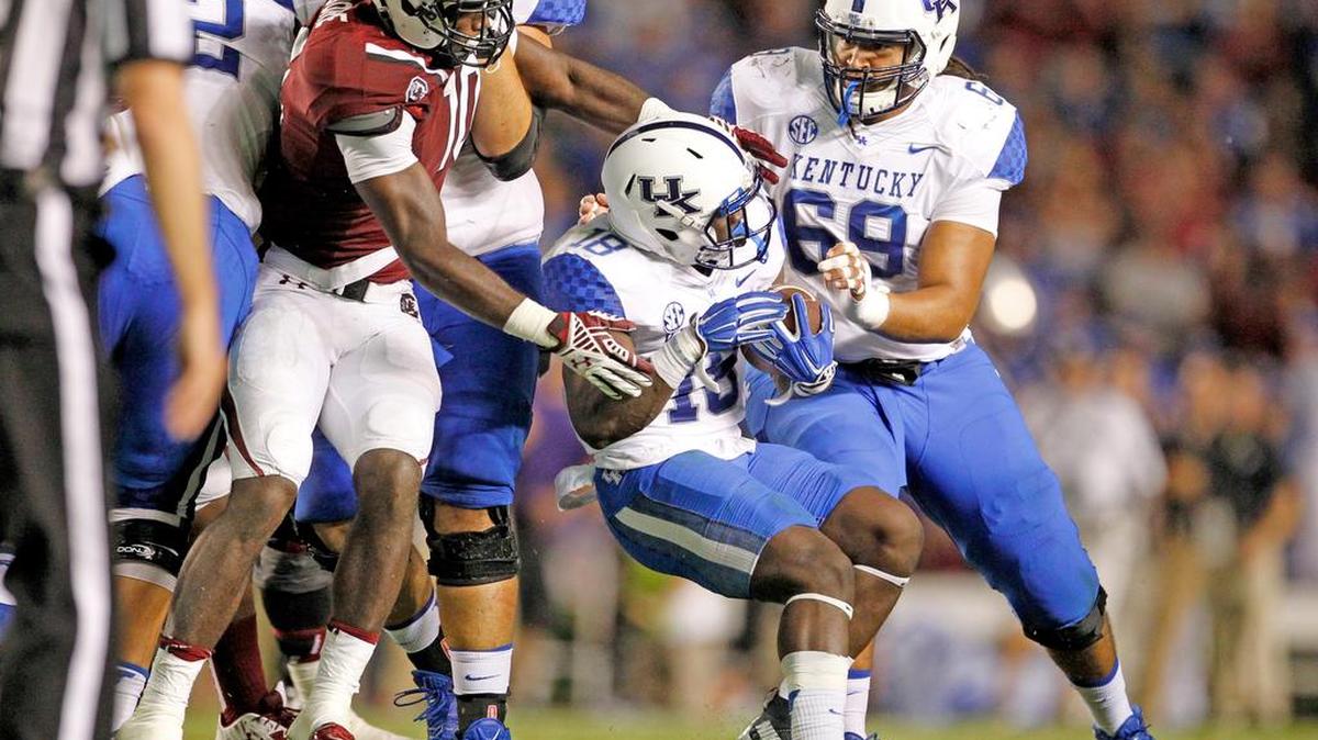 
South Carolina linebacker Skai Moore (10) tackles Kentucky running back Stanley Williams (18) in the second half at Williams-Brice Stadium.
