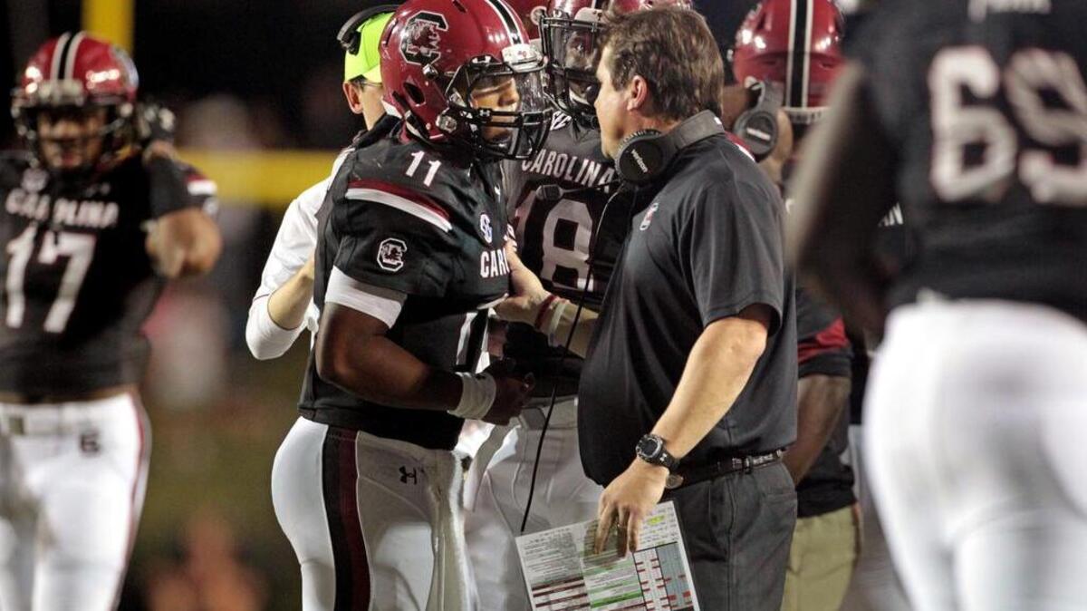 South Carolina head coach Will Muschamp talks with quarterback Brandon McIlwain (11).