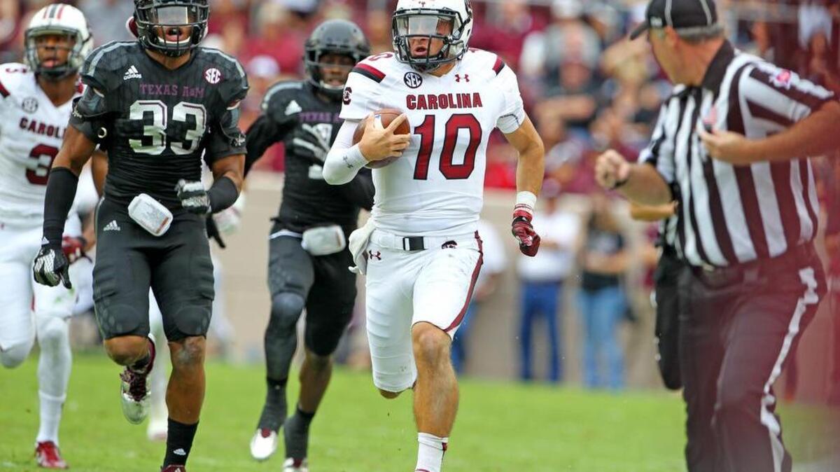 South Carolina quarterback Perry Orth (10) breaks free for the Gamecocks’ longest run of the season, 66 yards, as Texas A&M linebacker Shaan Washington (33) chases.
