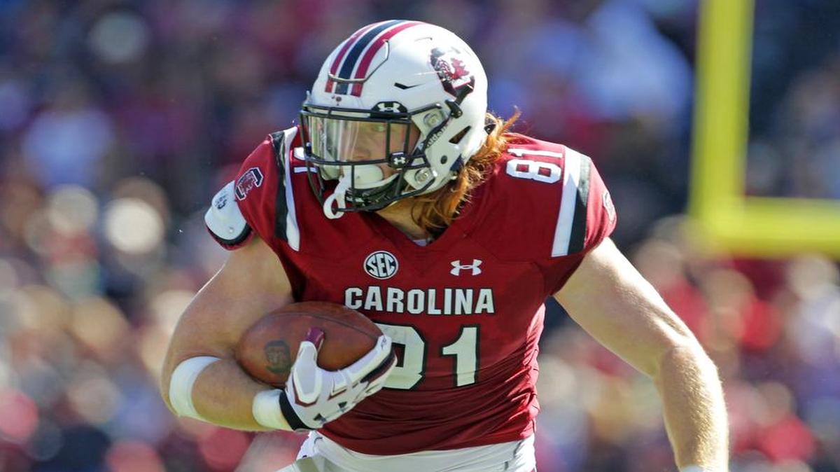 South Carolina Gamecocks tight end Hayden Hurst (81) looks to run after a catch in the first half against UMass.
