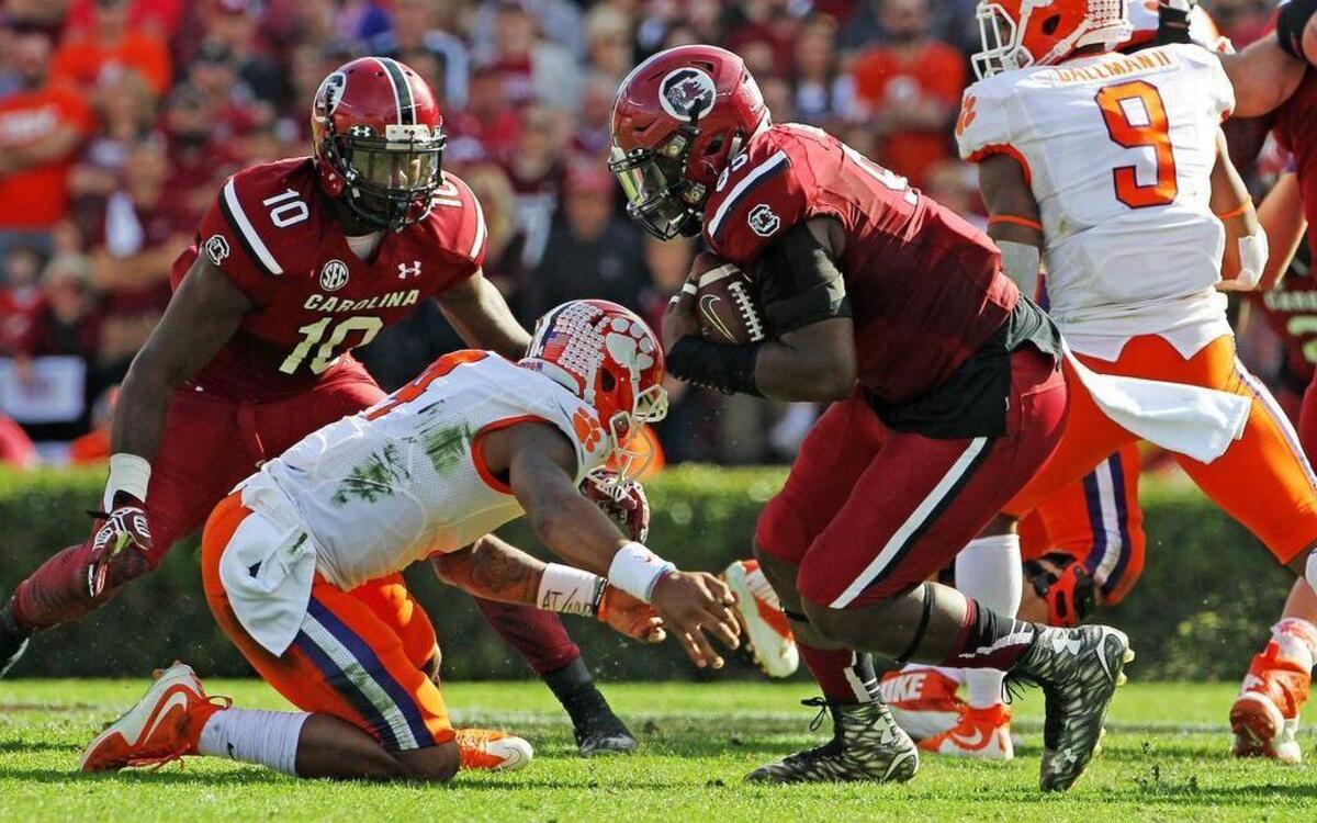 South Carolina Gamecocks defensive end Dante Sawyer (95) recovers a fumble by Clemson Tigers running back Wayne Gallman (9)