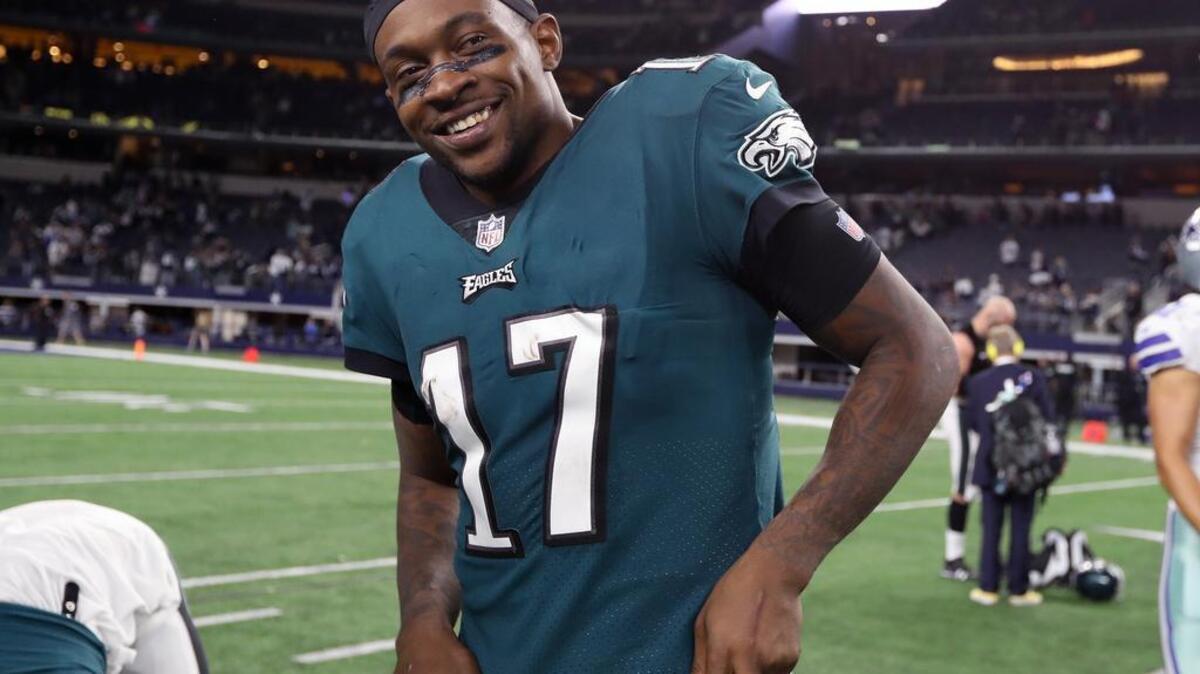 Alshon Jeffery will remain with the Eagles through 2021.