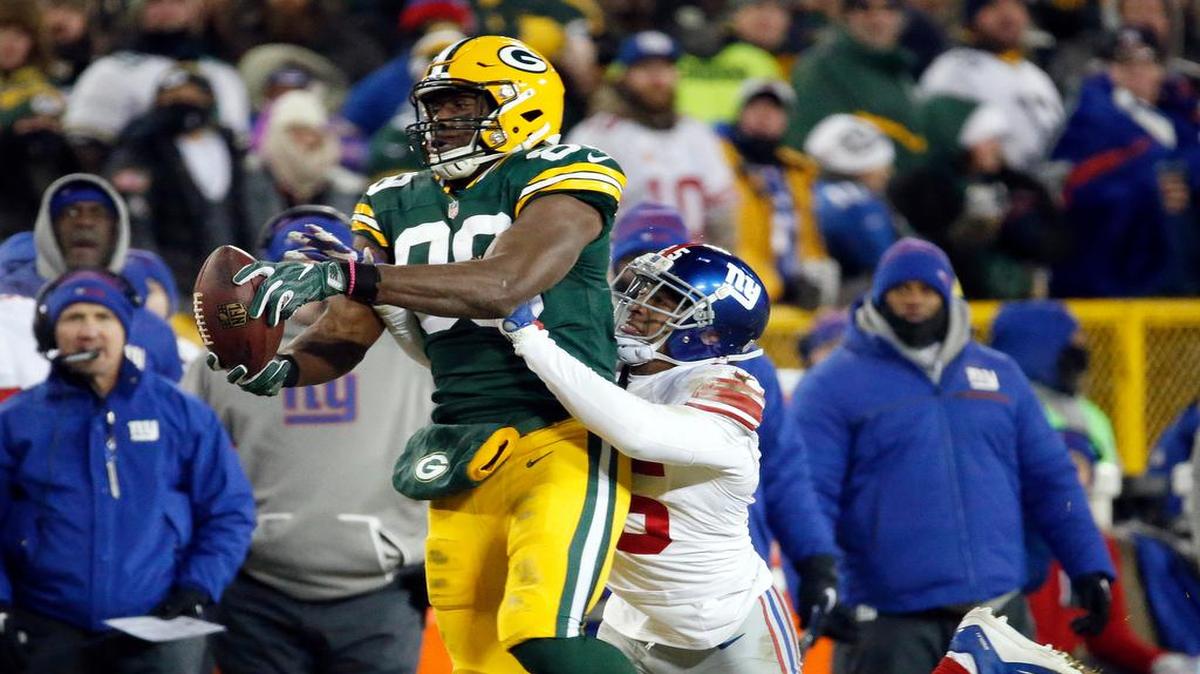 Green Bay Packers tight end Jared Cook (89) -- a former Gamecock -- makes a pass reception against the New York Giants defensive back Leon Hall (25)