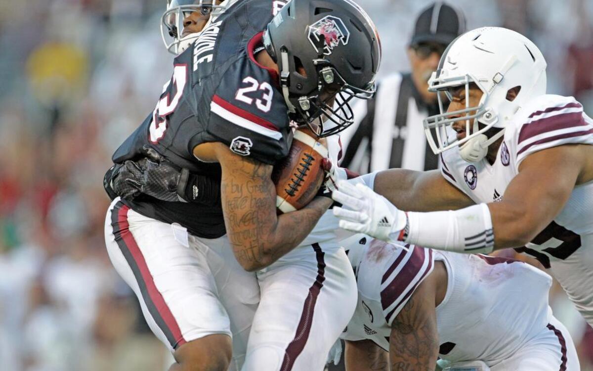 South Carolina Gamecocks running back Rico Dowdle (23) battles for extra yards