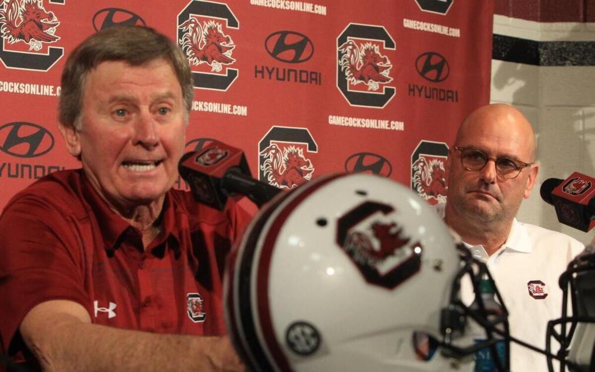 
New USC co-defensive coordinator Jon Hoke, along with head coach Steve Spurrier
