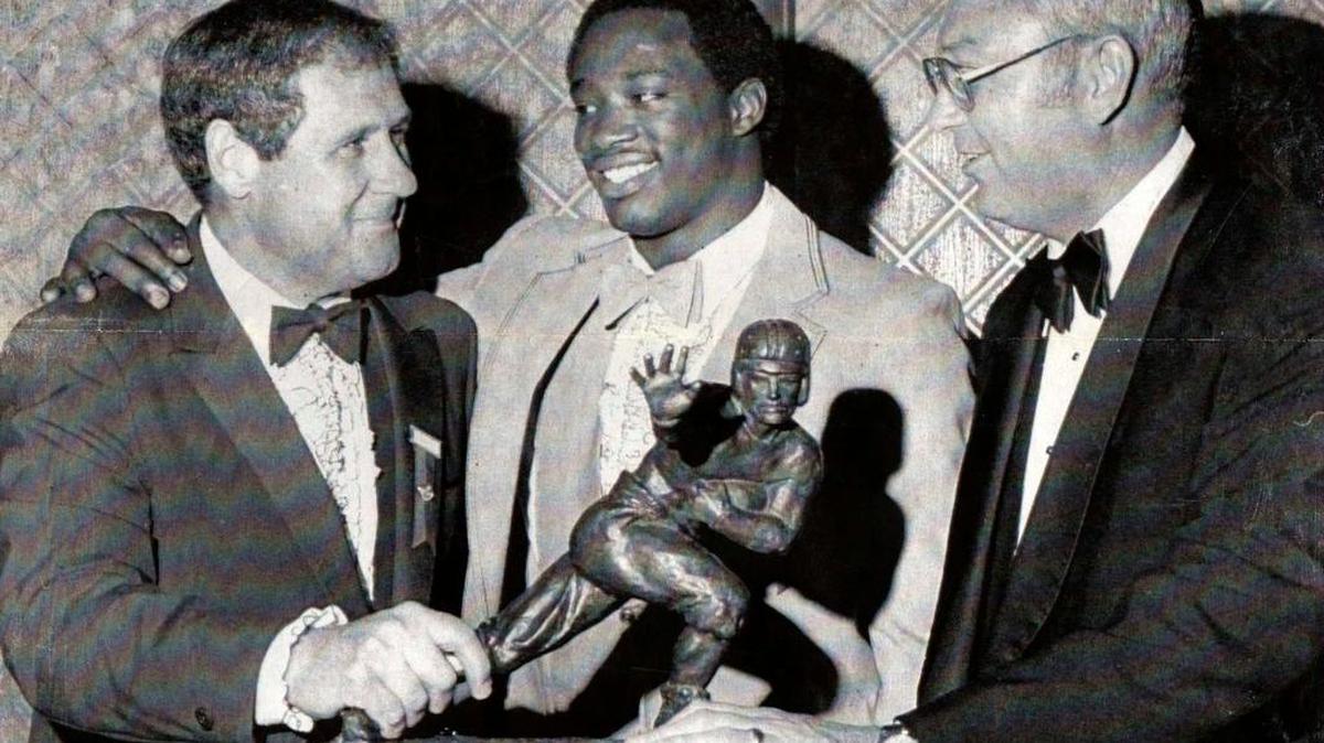 Gamecocks Running back George Rogers is flanked by his college coach Jim Carlen (L) of the University of South Carolina