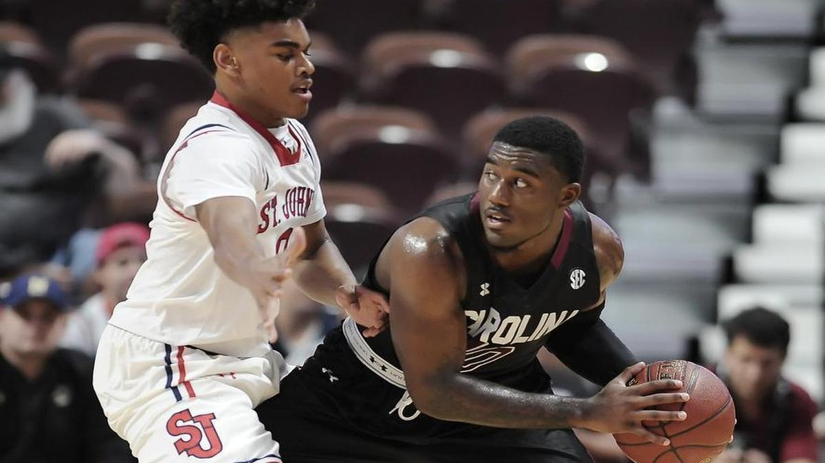 St. John’s Malik Ellison, left, guards South Carolina’s Duane Notice, right, during the second half of an NCAA college basketball game, Tuesday, Dec. 22, 2015, in Uncasville, Conn. South Carolina won 75-61.