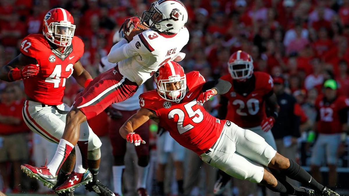 South Carolina Gamecocks wide receiver D.J. Neal (3) makes a catch in front of Georgia Bulldogs safety Johnathan Abram (25). The Gamecocks are now recruiting Abram out of junior college.