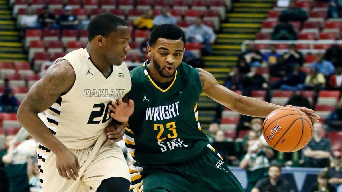 Wright State's Mark Alstork (23) drives against Oakland's Kay Felder (20) in 2016.