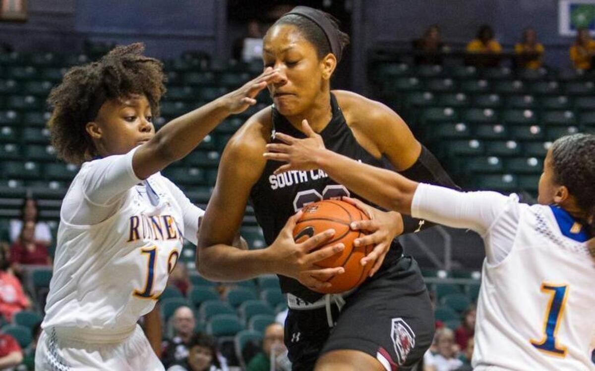A’ja Wilson moves between Cal State Bakersfield’s Alexxus Gilbert, left, and guard Alyssa Shannon.