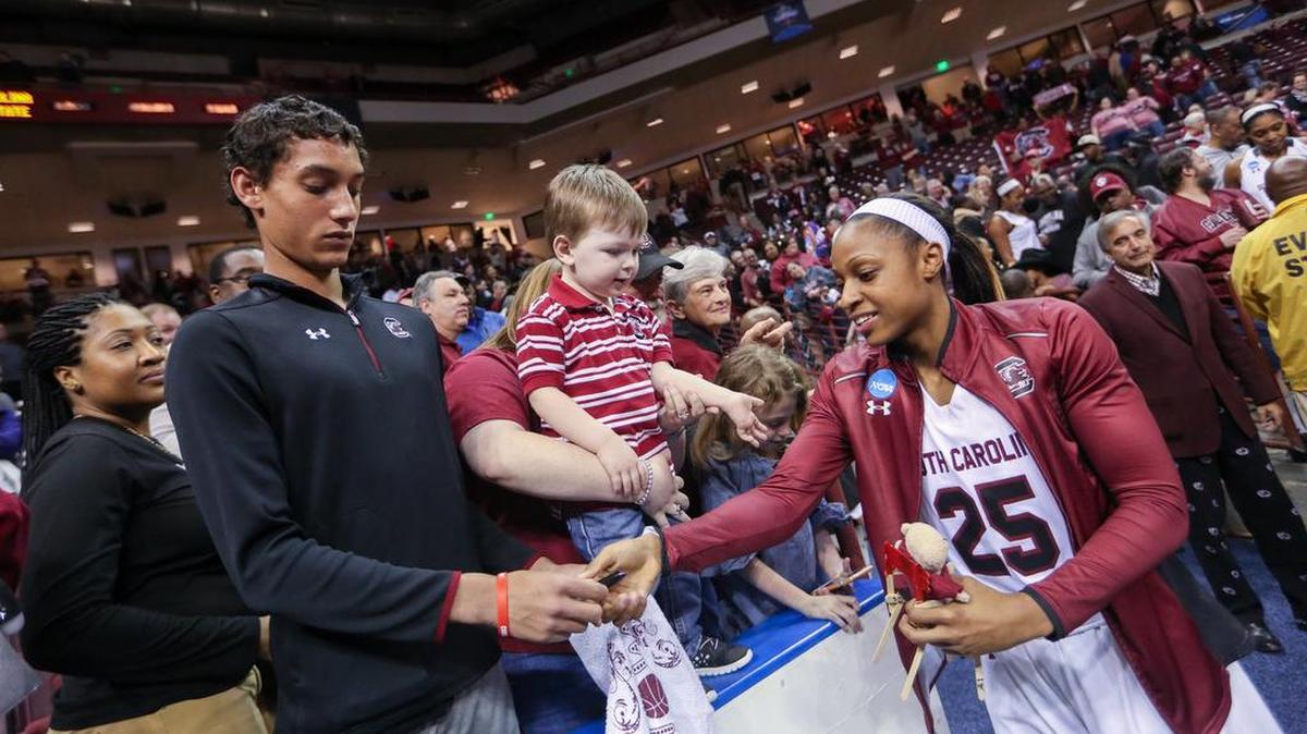 Senior Tiffany Mitchell signs autographs