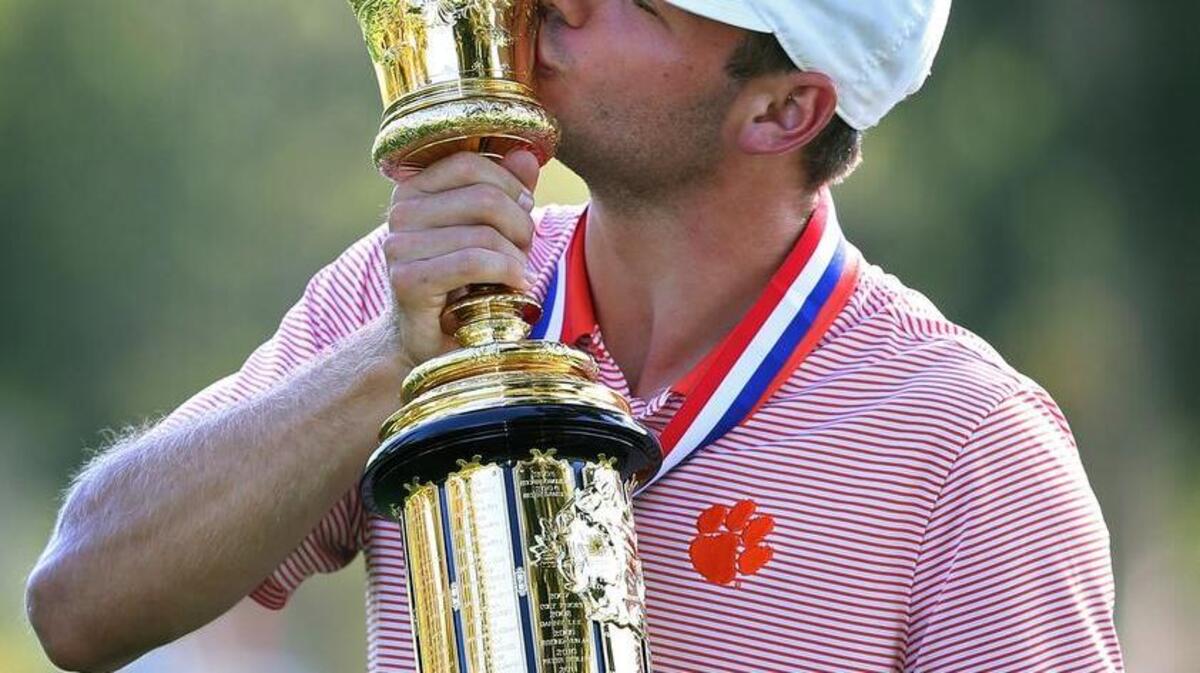 Doc Redman kisses the Havemeyer Trophy after winning the USGA Amateur championship.