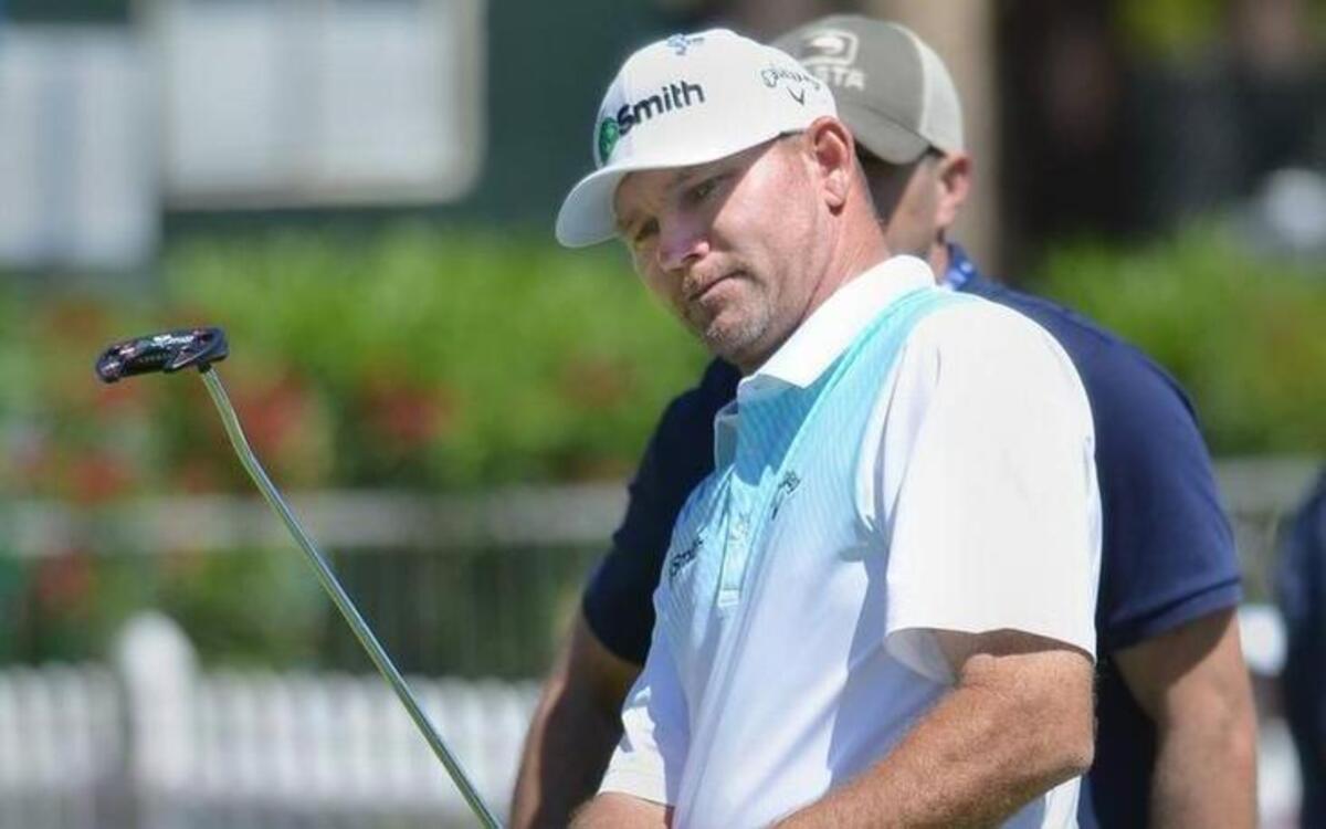 Tommy “Two Gloves” Gainey watches a putt on the practice green during the Tuesday practice round for the RBC Heritage in 2017.
