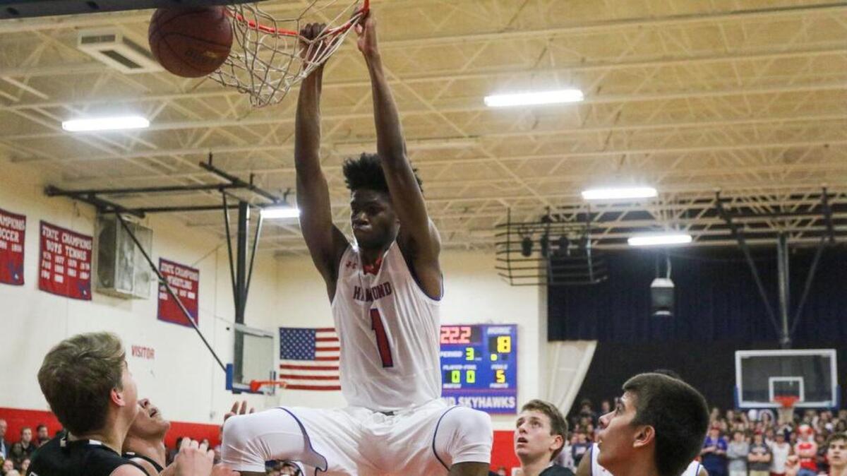 Hammond’s Chevez Goodwin dunks against Ben Lippen. Goodwin scored 26 points and had 16 rebounds.