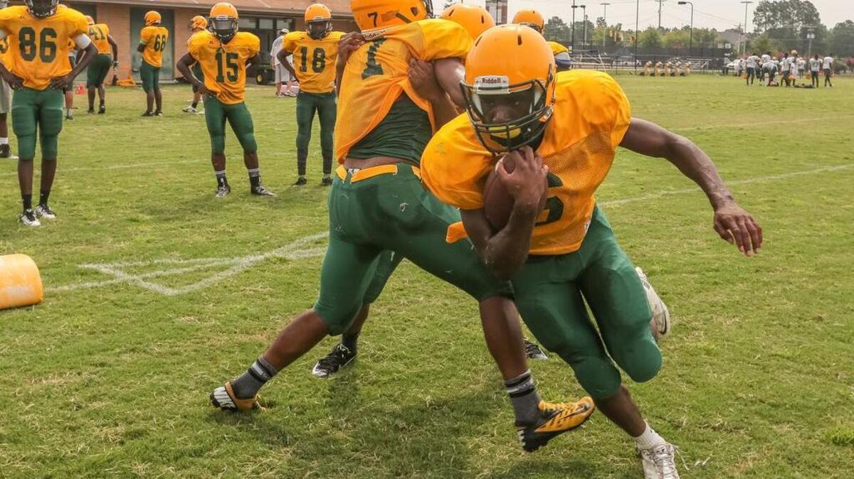 
Spring Valley running back Ty’Juan Fulton takes off during a drill earlier this month.
