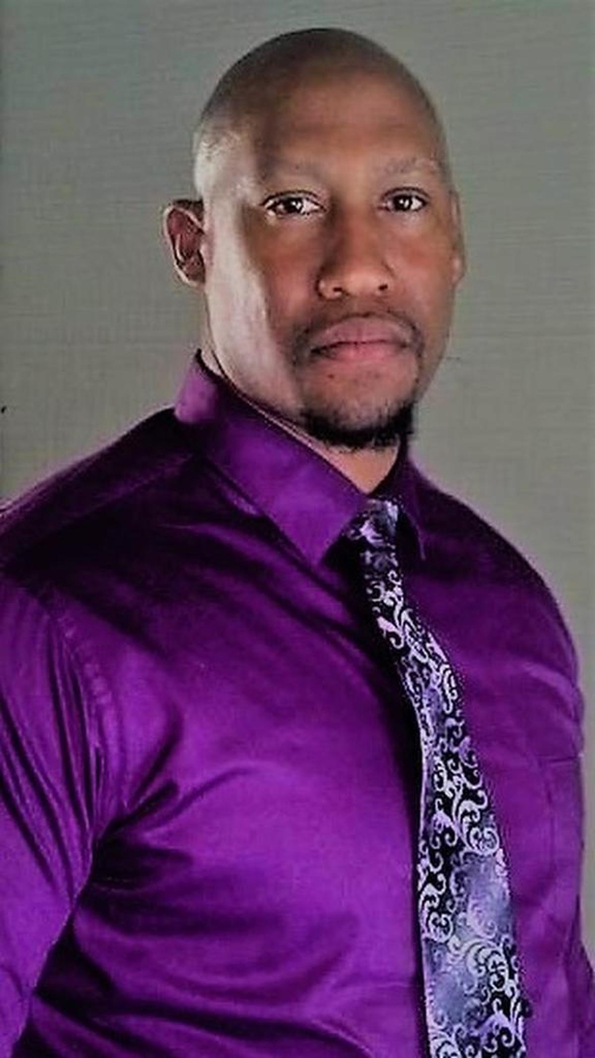 Former Eau Claire standout Michael Kelly has been named the school’s new football coach.