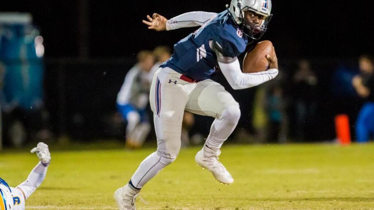 White Knoll Timberwolves QB Aveon Smith (8) scrambles during their game between Lexington High School at White Knoll High .