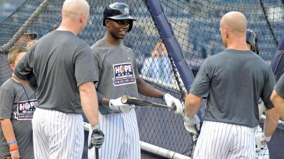 
New York Yankees' Brian McCann, left, Chris Singleton and Brett Gardner talk outside the batting cage before the Yankees and Minnesota Twins baseball game Monday, Aug 17, 2015, at Yankee Stadium in New York. 
