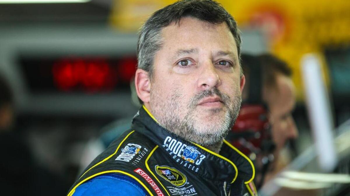 
Driver Tony Stewart waits in the garage while his car is worked on during practice for the Sunday's NASCAR Sprint Cup series auto race at New Hampshire Motor Speedway in Loudon, N.H., Friday, Sept. 25, 2015 (AP Photo/Cheryl Senter)
