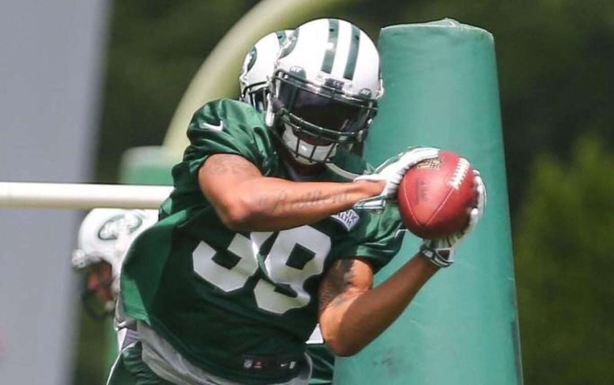 
New York Jets cornerback Antonio Allen (39) catches a pass during New York Jets minicamp

