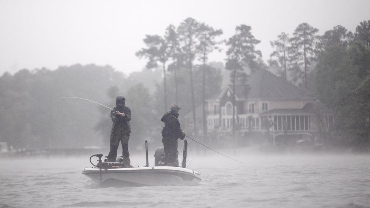 Anglers brave the fog during the 2015 FLW College Fishing National Championship at Lake Murray.